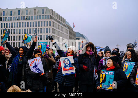 Berlino, Germania. Xxi gen, 2018. Le donne vedere a piedi tenendo diversi cartelloni come centinaia di protesta contro le donne del marzo a Berlino per i diritti delle donne di tutto il mondo. Credito: Lorena De La Cuesta/SOPA/ZUMA filo/Alamy Live News Foto Stock