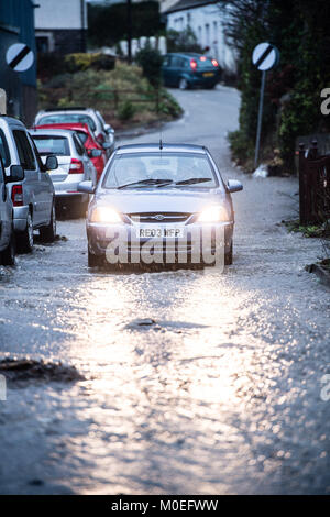 Llandre, Ceredigion nel Galles, domenica 21 gennaio 2018 UK Meteo: acqua di inondazione a cascata di un fiume lungo la strada principale di LLANDRE vicino a Aberystwyth in Galles Centrale, dopo ore di piogge torrenziali hanno causato il piccolo vapore che corre attraverso il villaggio di burst drasticamente le sue banche . I residenti locali realizzati improvvisate con sacchi di sabbia e barriere per cercare di deviare l'acqua lontano dalle loro case. Il flusso chiamate di overflow in alto sopra il villaggio appena al di fuori della chiesa parrocchiale, inviando i detriti verso il basso e lavando via le parti di superficie stradale foto © Keith Morris / Alamy Live News Foto Stock