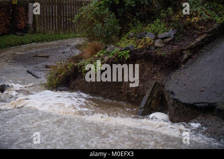 Llandre, Ceredigion nel Galles, domenica 21 gennaio 2018 UK Meteo: acqua di inondazione a cascata di un fiume lungo la strada principale di LLANDRE vicino a Aberystwyth in Galles Centrale, dopo ore di piogge torrenziali hanno causato il piccolo vapore che corre attraverso il villaggio di burst drasticamente le sue banche . I residenti locali realizzati improvvisate con sacchi di sabbia e barriere per cercare di deviare l'acqua lontano dalle loro case. Il flusso chiamate di overflow in alto sopra il villaggio appena al di fuori della chiesa parrocchiale, inviando i detriti verso il basso e lavando via le parti di superficie stradale foto © Keith Morris / Alamy Live News Foto Stock