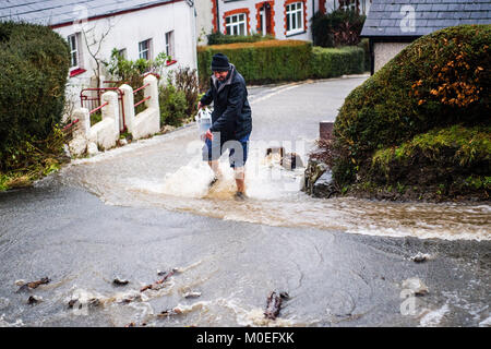 Llandre, Ceredigion nel Galles, domenica 21 gennaio 2018 UK Meteo: acqua di inondazione a cascata di un fiume lungo la strada principale di LLANDRE vicino a Aberystwyth in Galles Centrale, dopo ore di piogge torrenziali hanno causato il piccolo vapore che corre attraverso il villaggio di burst drasticamente le sue banche . I residenti locali realizzati improvvisate con sacchi di sabbia e barriere per cercare di deviare l'acqua lontano dalle loro case. Il flusso chiamate di overflow in alto sopra il villaggio appena al di fuori della chiesa parrocchiale, inviando i detriti verso il basso e lavando via le parti di superficie stradale foto © Keith Morris / Alamy Live News Foto Stock