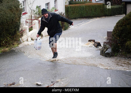 Llandre, Ceredigion nel Galles, domenica 21 gennaio 2018 UK Meteo: acqua di inondazione a cascata di un fiume lungo la strada principale di LLANDRE vicino a Aberystwyth in Galles Centrale, dopo ore di piogge torrenziali hanno causato il piccolo vapore che corre attraverso il villaggio di burst drasticamente le sue banche . I residenti locali realizzati improvvisate con sacchi di sabbia e barriere per cercare di deviare l'acqua lontano dalle loro case. Il flusso chiamate di overflow in alto sopra il villaggio appena al di fuori della chiesa parrocchiale, inviando i detriti verso il basso e lavando via le parti di superficie stradale foto © Keith Morris / Alamy Live News Foto Stock