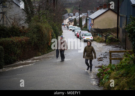 Llandre, Ceredigion nel Galles, domenica 21 gennaio 2018 UK Meteo: acqua di inondazione a cascata di un fiume lungo la strada principale di LLANDRE vicino a Aberystwyth in Galles Centrale, dopo ore di piogge torrenziali hanno causato il piccolo vapore che corre attraverso il villaggio di burst drasticamente le sue banche . I residenti locali realizzati improvvisate con sacchi di sabbia e barriere per cercare di deviare l'acqua lontano dalle loro case. Il flusso chiamate di overflow in alto sopra il villaggio appena al di fuori della chiesa parrocchiale, inviando i detriti verso il basso e lavando via le parti di superficie stradale foto © Keith Morris / Alamy Live News Foto Stock