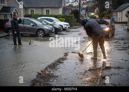 Llandre, Ceredigion nel Galles, domenica 21 gennaio 2018 UK Meteo: acqua di inondazione a cascata di un fiume lungo la strada principale di LLANDRE vicino a Aberystwyth in Galles Centrale, dopo ore di piogge torrenziali hanno causato il piccolo vapore che corre attraverso il villaggio di burst drasticamente le sue banche . I residenti locali realizzati improvvisate con sacchi di sabbia e barriere per cercare di deviare l'acqua lontano dalle loro case. Il flusso chiamate di overflow in alto sopra il villaggio appena al di fuori della chiesa parrocchiale, inviando i detriti verso il basso e lavando via le parti di superficie stradale foto © Keith Morris / Alamy Live News Foto Stock