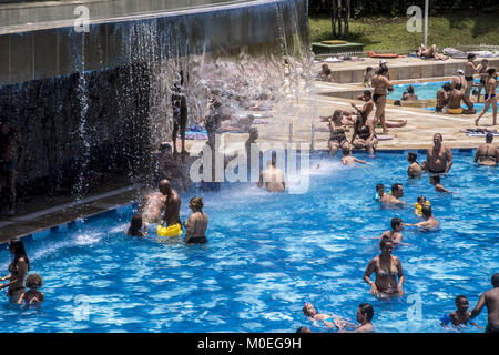 21 gennaio 2018 - SÃ¢O Paulo, SÃ£o Paulo, Brasile - Sao Paulo SP, SP 21/01/2018 Estate a SÃƒO PAULOi: bagnanti divertirsi sul pool di Sesc Belenzinho, oggi la sensazione termica ha raggiunto 35 gradi nella città di SÃ£o Paulo, 21 gennaio, 2018. Credito: Cris Faga/ZUMA filo/Alamy Live News Foto Stock