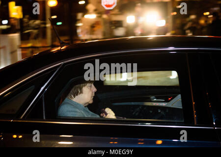 Berlino, Germania. Xxi gen, 2018. Il cancelliere tedesco Angela Merkel (CDU) seduto nella sua auto sulla strada per una riunione della CDU Bundesvorstand (lit. CDU consiglio federale) di Berlino, Germania, 21 gennaio 2018. Credito: Gregor Fischer/dpa/Alamy Live News Foto Stock