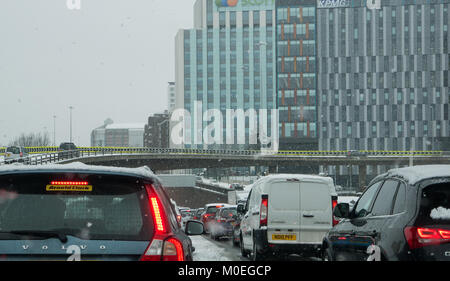 M8, Glasgow, Scotland, Regno Unito, 21 gennaio 2018. Molto difficili le condizioni di guida sulla M8 in presenza di un notevole manto di neve provocando lunghe fare code, visto dal cruscotto di automobile Foto Stock