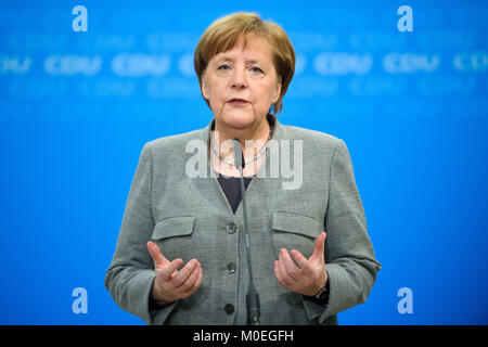 Berlino, Germania. Xxi gen, 2018. Il cancelliere tedesco Angela Merkel (CDU) parlare alla stampa prima di iniziare una riunione della CDU Bundesvorstand (lit. CDU consiglio federale) a Konrad Adenauer-Haus a Berlino, Germania, 21 gennaio 2018. Credito: Gregor Fischer/dpa/Alamy Live News Foto Stock