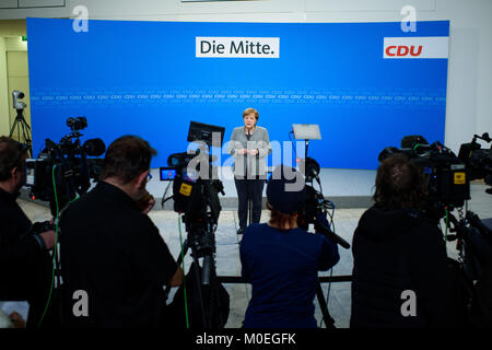 Berlino, Germania. Xxi gen, 2018. Il cancelliere tedesco Angela Merkel (CDU) parlare alla stampa prima di iniziare una riunione della CDU Bundesvorstand (lit. CDU consiglio federale) a Konrad Adenauer-Haus a Berlino, Germania, 21 gennaio 2018. Credito: Gregor Fischer/dpa/Alamy Live News Foto Stock