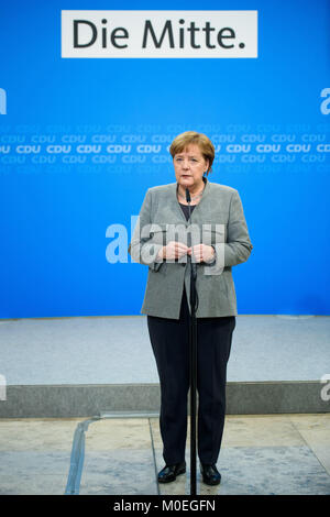 Berlino, Germania. Xxi gen, 2018. Il cancelliere tedesco Angela Merkel (CDU) parlare alla stampa prima di iniziare una riunione della CDU Bundesvorstand (lit. CDU consiglio federale) a Konrad Adenauer-Haus a Berlino, Germania, 21 gennaio 2018. Credito: Gregor Fischer/dpa/Alamy Live News Foto Stock