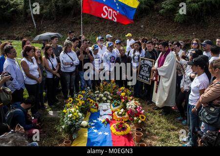 Caracas, Venezuela. Xxi gen, 2018. Amici e parenti in piedi accanto alla tomba di renegade pilota di polizia Oscar Perez presso il Cimitero di Est di Caracas, Venezuela, 21 gennaio 2018. Credito: Rayneri Pena/dpa/Alamy Live News Foto Stock