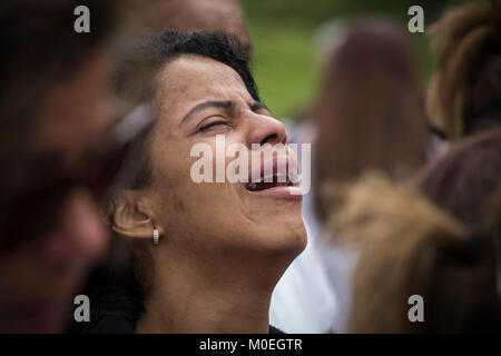 Caracas, Venezuela. Xxi gen, 2018. Un amico della famiglia grida accanto alla tomba di renegade pilota di polizia Oscar Perez presso il Cimitero di Est di Caracas, Venezuela, 21 gennaio 2018. Credito: Rayneri Pena/dpa/Alamy Live News Foto Stock