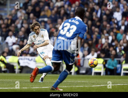 Madrid, Madrid, Spagna. Xxi gen, 2018. Real Madrid player Modric shoot di obiettivo.Real Madrid di fronte Deportivo de la Coruña±un al Santiago Bernabeu Stadium durante il campionato spagnolo gioco ''La Liga''. Punteggio finale il Real Madrid vince 7-1. Credito: Manu Reino/SOPA/ZUMA filo/Alamy Live News Foto Stock