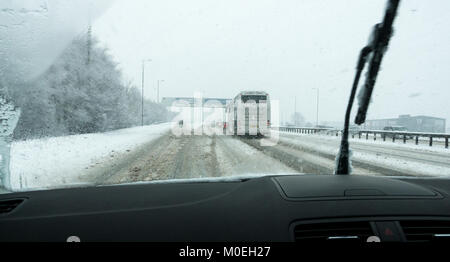 M8, Glasgow, Scotland, Regno Unito, 21 gennaio 2018. Condizioni di marcia difficili sulla M8 in presenza di un notevole manto di neve, visto dal cruscotto di automobile Foto Stock