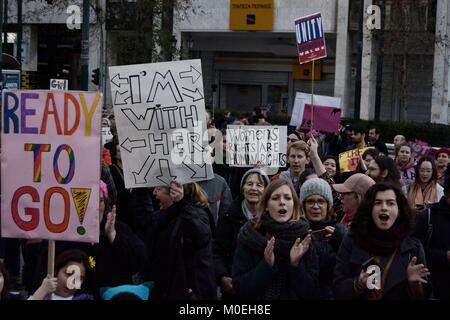Atene, Grecia. Xxi gen, 2018. Protester visto holding cartelloni e poster durante il mese di marzo.centinaia di donne hanno partecipato alla giornata della donna marzo 2018 ad Atene per esigere la parità tra i sessi. Credito: Giorgos Zachos/SOPA/ZUMA filo/Alamy Live News Foto Stock
