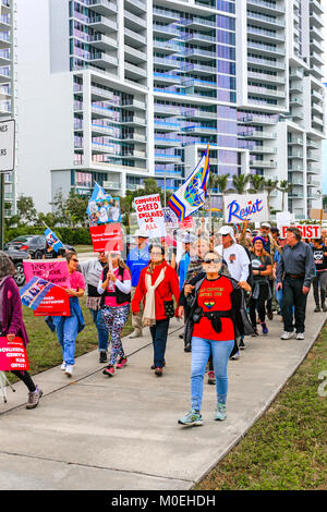 Sarasota, STATI UNITI D'AMERICA. Xx gen, 2018. Persone presso le donne del marzo nel centro di Sarasota FL, parte di noi ampia dimostrazione contro Donald Trump e global Me anche problemi. Credito: immagini-USA/Alamy Live News Foto Stock