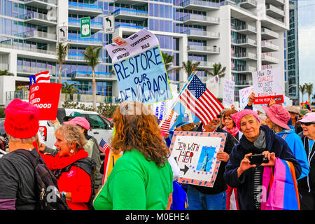 Sarasota, STATI UNITI D'AMERICA. Xx gen, 2018. Persone presso le donne del marzo nel centro di Sarasota FL, parte di noi ampia dimostrazione contro Donald Trump e global Me anche problemi. Credito: immagini-USA/Alamy Live News Foto Stock