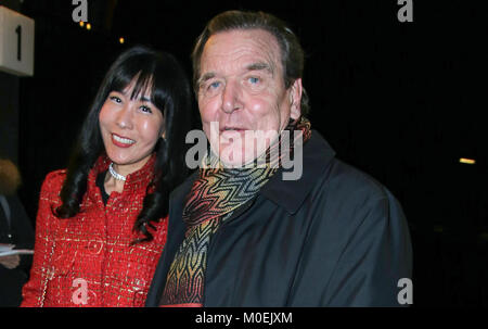 Berlino, Germania. Xxi gen, 2018. L'ex cancelliere tedesco Gerhard Schroeder (SPD) arriva con il suo partner Soyeon Kim presso la Philharmonie di Berlino, Germania, 21 gennaio 2018. Credito: Gerald Matzka/dpa-Zentralbild/dpa/Alamy Live News Foto Stock