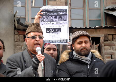 Srinagar Kashmir. Xxi gen, 2018. Ricordando Gowkadal massacro avvenuto il 28 anniversario di Domenica, 21 gennaio 2018., 28 anni fa, almeno 52 civili sono stati uccisi il 21 gennaio 1990, dopo il CRPF aprì il fuoco su una processione a Gaw Kadal, dove le persone si erano raccolte per protestare contro la presunta molestia delle donne dagli uomini della sicurezza. Il massacro ha avuto luogo un giorno dopo Jagmohan fu nominato Governatore di controllare le proteste in Kashmir. La giustizia non è mai stata servita.Non dimentichiamolo. Credito: Arbaz Mughal Alamy/Live News Foto Stock