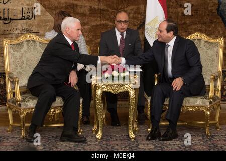 Stati Uniti Vice Presidente Mike Pence durante un incontro bilaterale con il presidente egiziano Abdel-Fattah el-Sissi al palazzo presidenziale del 20 gennaio 2018 del Cairo in Egitto. Foto Stock