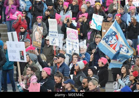 Denver, Stati Uniti d'America. Xx gen, 2018. Womans marzo a Denver in Colorado il Jan 20, 2018 è solidarietà per socail giustizia, i diritti umani e le pari opportunità per le donne e di tutte le persone emarginate a livello nazionale. Molte persone detenute segni e bandiere a marzo. Credito: Jim Lambert/Alamy Live News Foto Stock