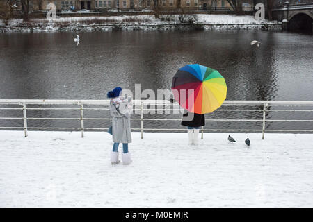 Glasgow, Regno Unito. Xxi gen, 2018. Un ombrello luminoso illumina la scena nevoso dal fiume Clyde Credito: Tony Clerkson/Alamy Live News Foto Stock