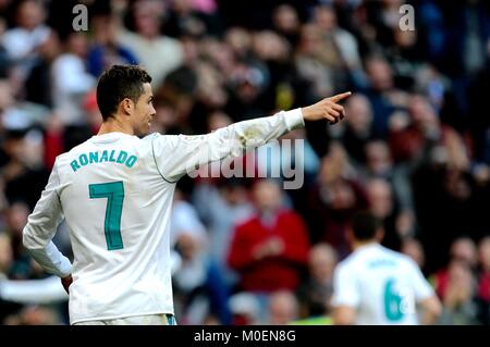 Madrid, Spagna. Xxi gen, 2018. Il Real Madrid di Cristiano Ronaldo reagisce durante un campionato spagnolo match tra il Real Madrid e Deportivo de la Coruña in Spagna a Madrid, a gennaio 21, 2018. Il Real Madrid vince 7-1. Credito: Juan Carlos/Xinhua/Alamy Live News Foto Stock