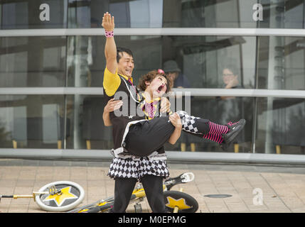 Christchurch, Canterbury, Nuova Zelanda. Il 22 gennaio, 2018. Il premiato duo aspetto spiritoso -monociclo campione del mondo DAIKI IZUMIDA e acrobatico clown CHIHARU (CHEEKY) KUNISHIMA da Tokyo, Giappone - esegue alla XXV World Buskers Festival. Alcuni dei migliori del mondo buskers sta effettuando presso i dieci giorni di festival di strada. Credito: PJ Heller/ZUMA filo/Alamy Live News Foto Stock