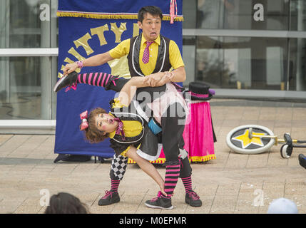 Christchurch, Canterbury, Nuova Zelanda. Il 22 gennaio, 2018. Il premiato duo aspetto spiritoso -monociclo campione del mondo DAIKI IZUMIDA e acrobatico clown CHIHARU (CHEEKY) KUNISHIMA da Tokyo, Giappone - esegue alla XXV World Buskers Festival. Alcuni dei migliori del mondo buskers sta effettuando presso i dieci giorni di festival di strada. Credito: PJ Heller/ZUMA filo/Alamy Live News Foto Stock