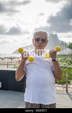 Modello rilasciato: uomo vecchio (80-89) esercizio utilizzando i pesi in palestra pubblica a Ipanema, Rio de Janeiro, Brasile Foto Stock