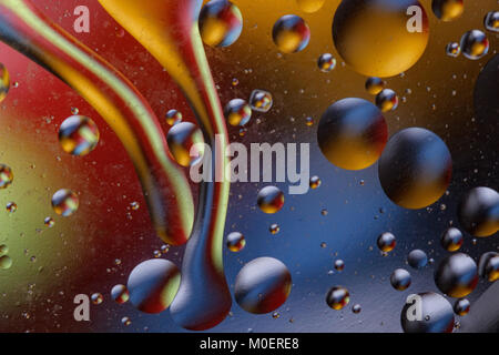 Immagine astratta con cerchi colorati ed informe di corpi su uno sfondo colorato. Foto Stock