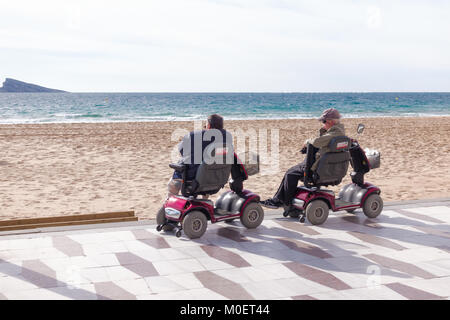 Benidorm, Spagna - 14 Gennaio 2018: gli anziani sulla mobilità scooter guardando al mare a Benidorm, Spagna Foto Stock