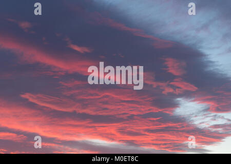 Drammatico cielo tempestoso prima dell'alba Foto Stock