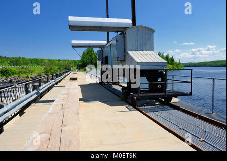 Questa è la diga di Latchford, controllo dell'acqua ffom Bay Lake e il fiume di Montreal Foto Stock