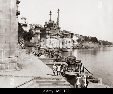 Vista lungo i ghats, Benares (Varanasi), India, c.1880's ghats o passi lungo il Gange consentire fedeli indù per raggiungere il santo di acqua di fiume. Foto Stock