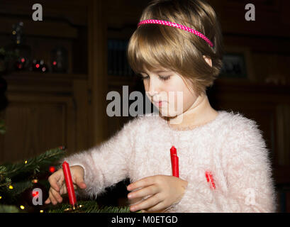 La decorazione di un albero di Natale Foto Stock