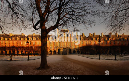 Place du Vosges, quartiere le Marais, Parigi, Francia Foto Stock