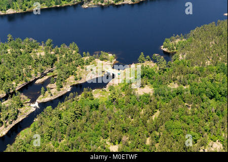 Si tratta di una fotografia aerea del piccolo diga Chaudiere,controllare il flusso dal Lago Nipissing al fiume francese Foto Stock