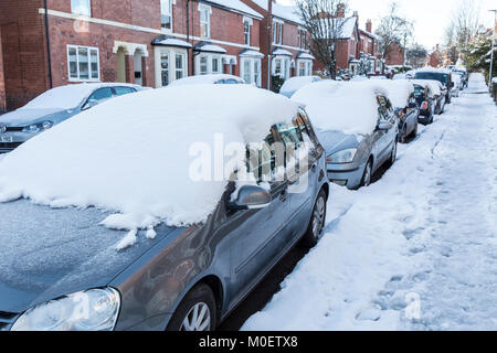 Auto parcheggiate in strada residenziale e coperto di neve, Hereford, Regno Unito Foto Stock