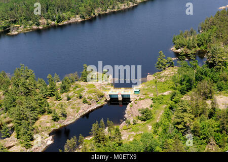 Si tratta di una fotografia aerea del piccolo diga Chaudiere,controllare il flusso dal Lago Nipissing al fiume francese Foto Stock