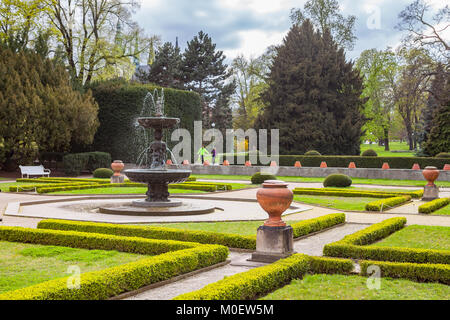 Praga, Repubblica ceca - APRILE, 25, 2017: La Fontana Cantante in Kralovska Zahrada Royal Gardens park in Hradcany. Parco di lusso stile. Foto Stock