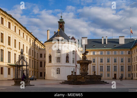 Praga, Repubblica Ceca - 25 Aprile 2017: Hradcany il castello e il cortile del palazzo del governo Foto Stock