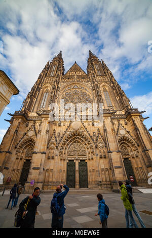 Praga, Repubblica Ceca - 26 Aprile 2017: la gente camminare nei pressi di epica della Cattedrale di San Vito a Praga, Repubblica Ceca. Ultra wide view. Foto Stock