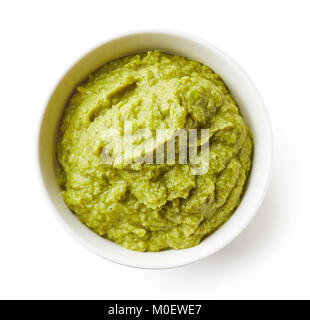 I piselli e i broccoli baby purea in recipiente isolato su sfondo bianco, vista dall'alto Foto Stock