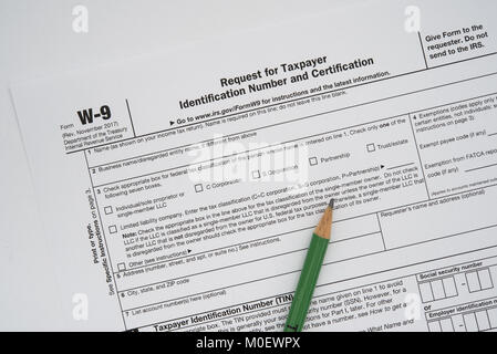 A noi il modulo W-9, richiesta per il contribuente un numero di identificazione e certificazione con una matita verde. Foto Stock