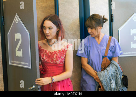 Lady Bird è un 2017 American commedia-dramma film scritto e diretto da Greta Gerwig e interpretato da Saoirse Ronan, Laurie Metcalf, Tracy Letts, Lucas siepi, Timothée Chalamet, Beanie Feldstein, Stephen McKinley Henderson e Lois Smith. Questa fotografia è per il solo uso editoriale ed è il copyright del film company e/o il fotografo assegnato dal film o società di produzione e può essere riprodotto solo da pubblicazioni in congiunzione con la promozione del film di cui sopra. Un credito per il film company è richiesto. Il fotografo deve anche essere accreditato quando noto. Foto Stock