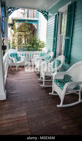 Mobili portici di fronte colorati, Bed and Breakfast house, Cape May County, New Jersey, East Coast, Stati Uniti d'America, 2017, casa spiaggia città America, sedie in vimini Foto Stock