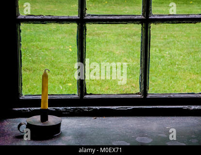 Primo piano interno candela coloniale vintage davanzale che guarda fuori una finestra storica, Hopewell forno, contea di Berks, Pennsylvania, USA, Davanzale USA Foto Stock