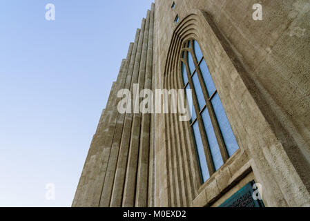 Architettura moderna - Dettagli degli esterni della Cattedrale di Hallgrímskirkja a Reykjavik, Islanda Foto Stock