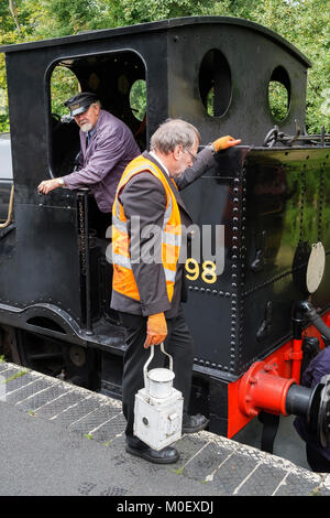 Treno a vapore motore spento in corrispondenza della piattaforma in Bodmin e wenford Steam Railway, bodmin, Cornwall, Inghilterra, Regno Unito. Foto Stock