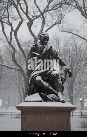 Statua di Robert Burns nella neve, Central Park, Manhattan, New York, USA Foto Stock